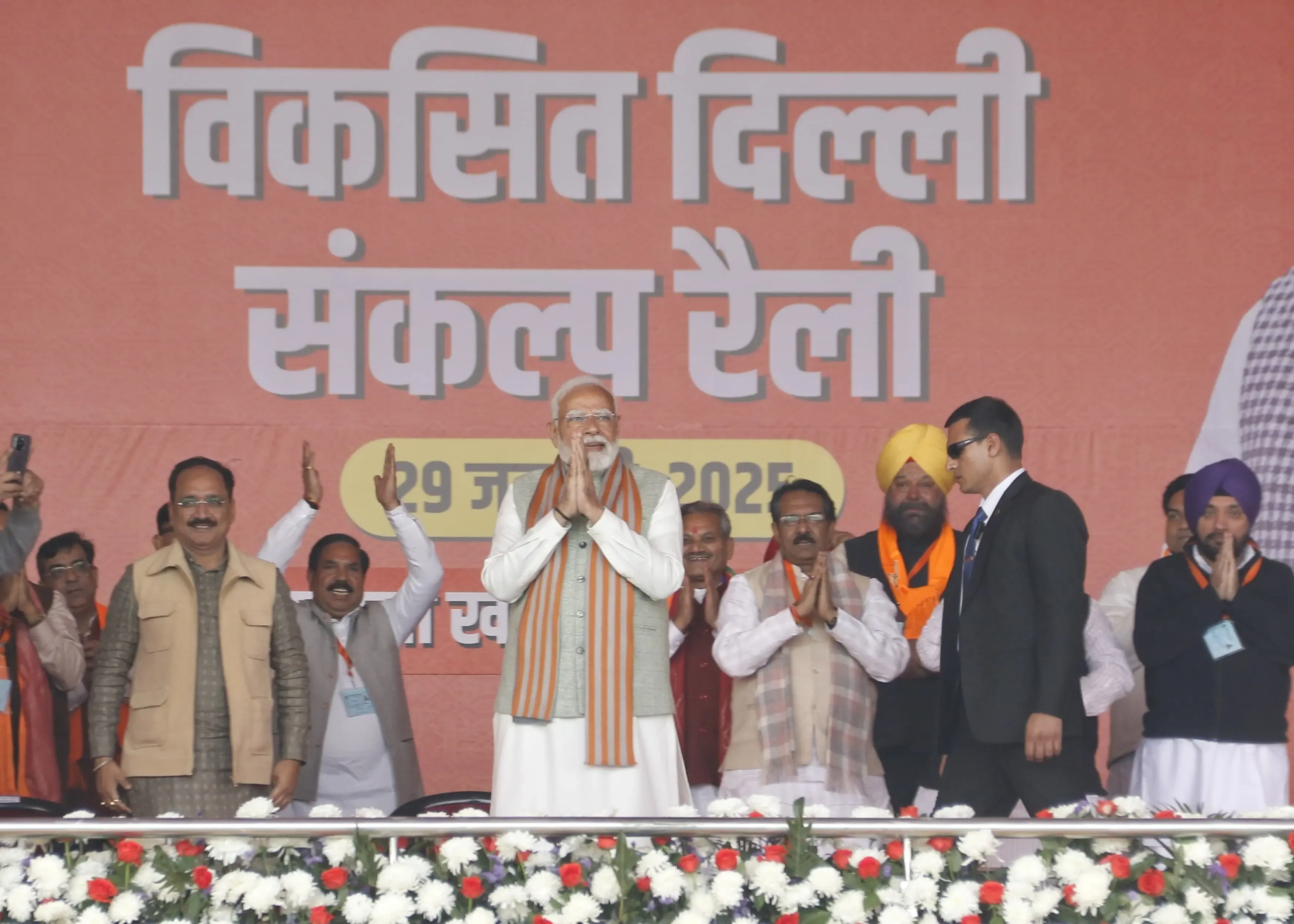 PM Modi Critiques AAP Over 'Sheesh Mahal', Commits to Permanent Housing for Slum Residents