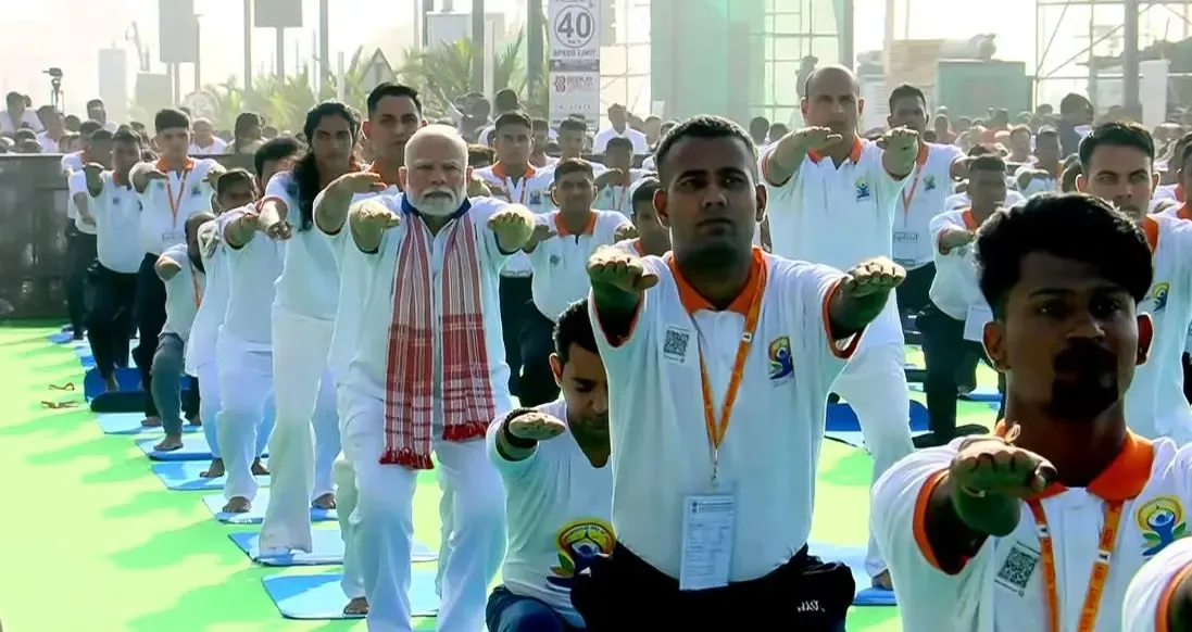 क्या प्रधानमंत्री ने विशाखापत्तनम में 3 लाख लोगों के साथ योग किया और 'हील इन इंडिया' का मंत्र दिया?