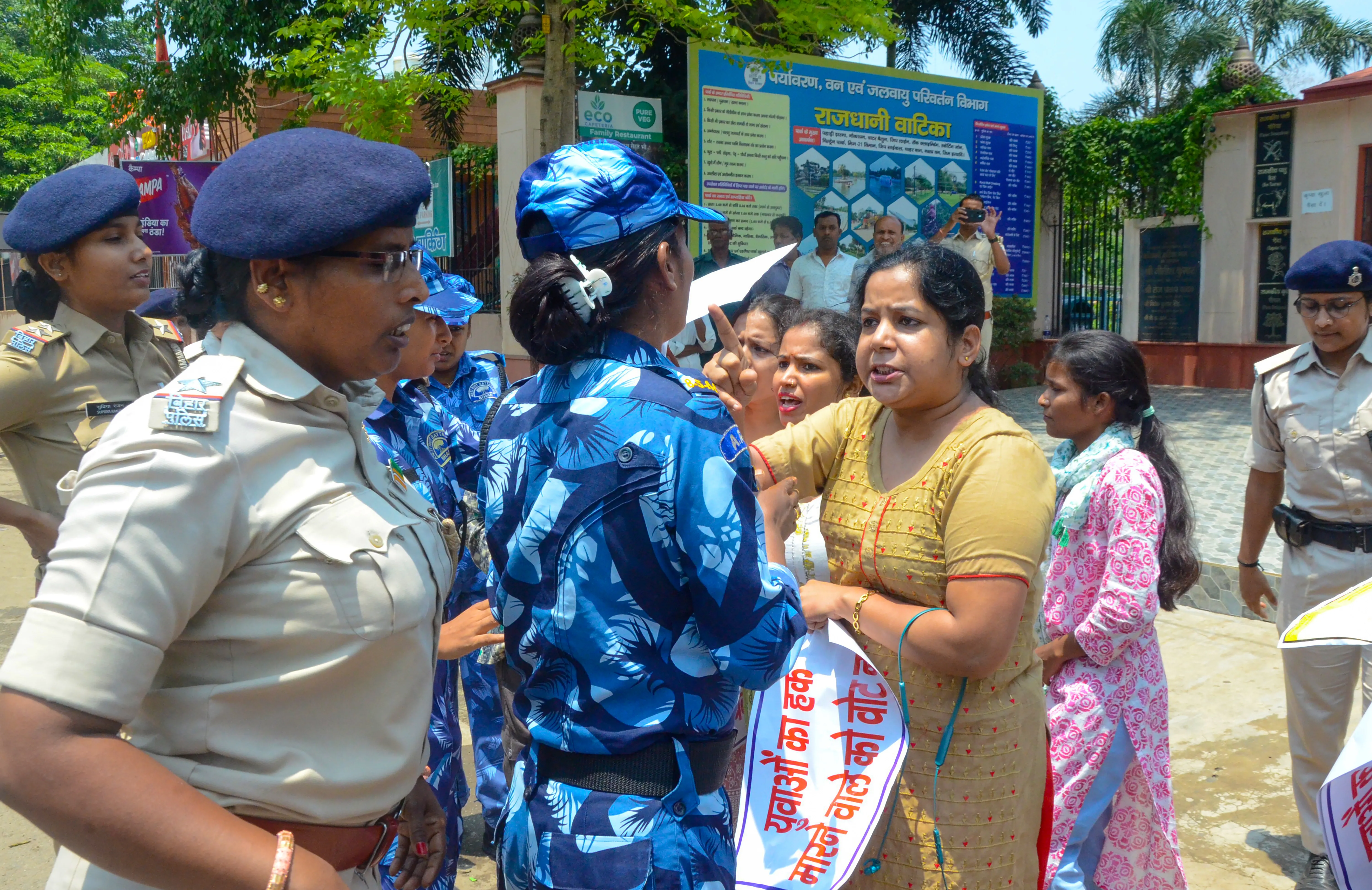 Did Police Use Lathi-Charge on BPSC Aspirants Attempting to Enter Prohibited Zone?