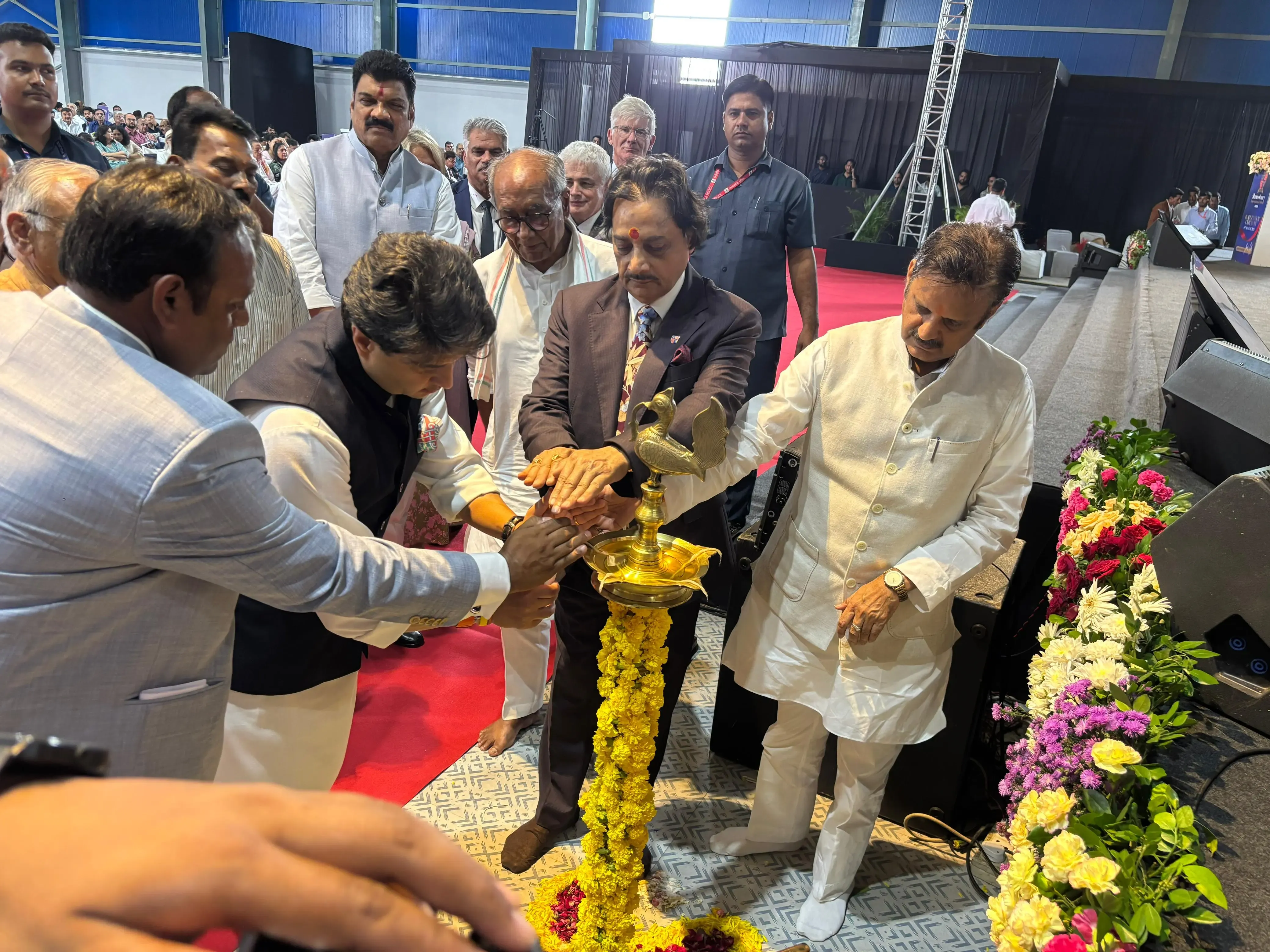 Could Political Rivals Digvijaya Singh and Jyotiraditya Scindia Share a Moment in Bhopal?