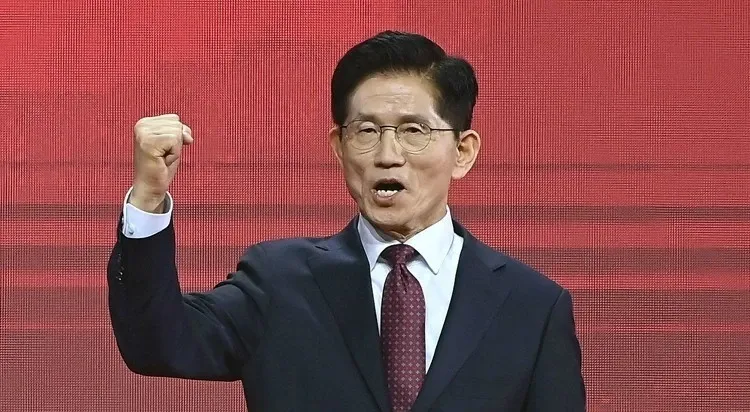 Is Kim Gaining Ground on Lee in the South Korean Election Race?