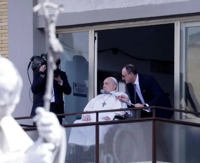 Pope Francis Blesses Faithful from Hospital Window, Released