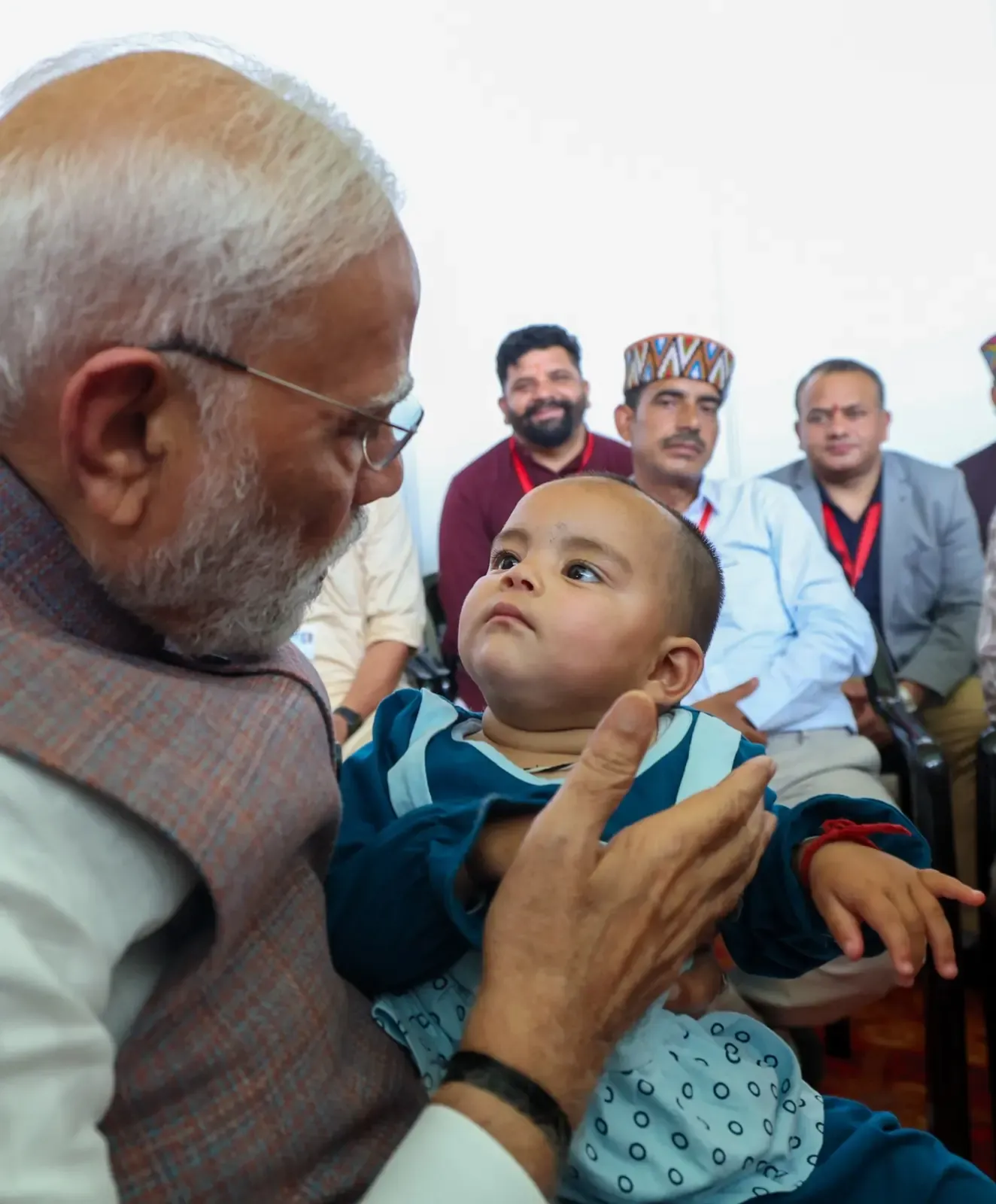 क्या प्रधानमंत्री मोदी ने हिमाचल में अनाथ नीतिका से भावुक मुलाकात की?
