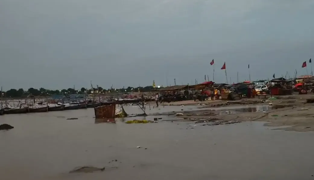 क्या प्रयागराज में गंगा का जलस्तर बढ़ने से श्रद्धालुओं और नाविकों की मुश्किलें बढ़ गई हैं?