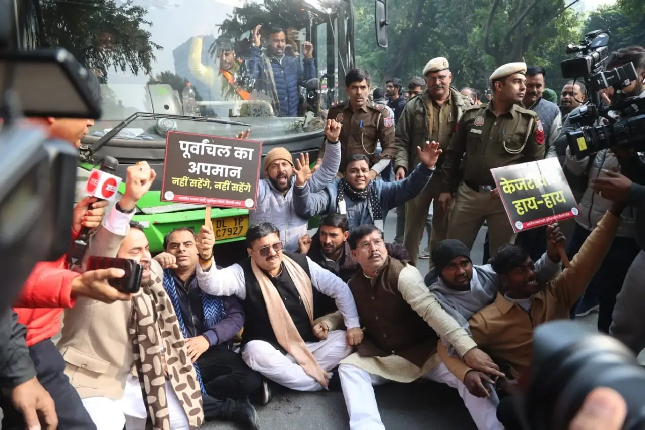 Demonstration at Kejriwal's Residence: AAP and BJP Clash Over Purvanchali Electorate