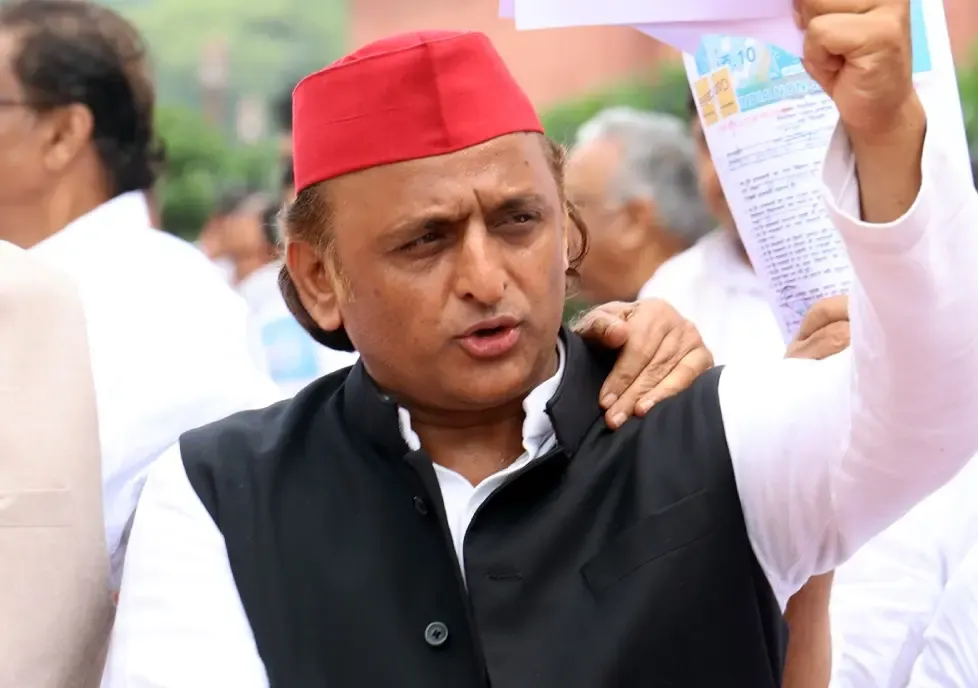 क्या पूजा पाल को बाहर का रास्ता दिखाकर सपा ने 2027 के लिए सेफ पॉलिटिक्स का संकेत दिया?