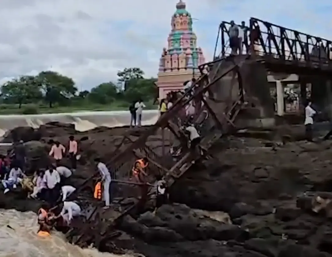 क्या पुणे ब्रिज हादसे में सीएम देवेंद्र फडणवीस ने बचाव अभियान तेज करने का निर्देश दिया?