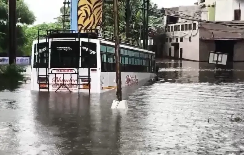 क्या जालंधर में भारी बारिश ने जनजीवन को अस्त-व्यस्त कर दिया है?