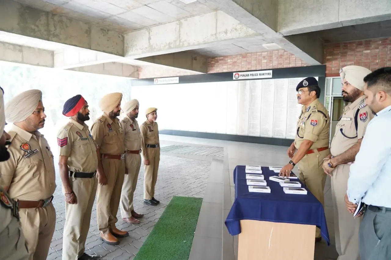 Punjab Introduces 165 Smartphones for Emergency Response Vehicles