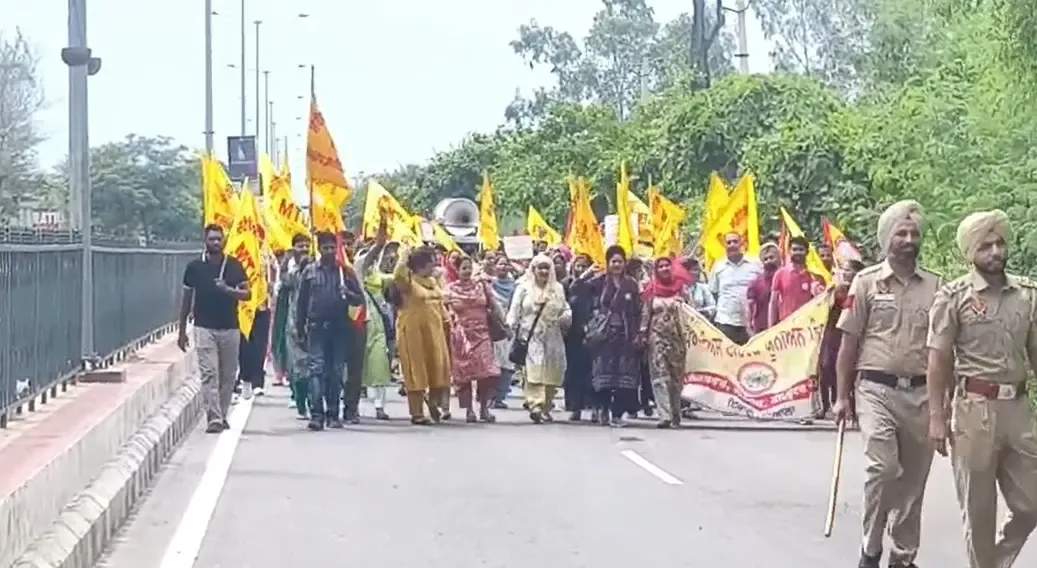क्या पंजाब के संगरूर में शिक्षकों ने मुख्यमंत्री भगवंत मान के घर के बाहर प्रदर्शन किया?
