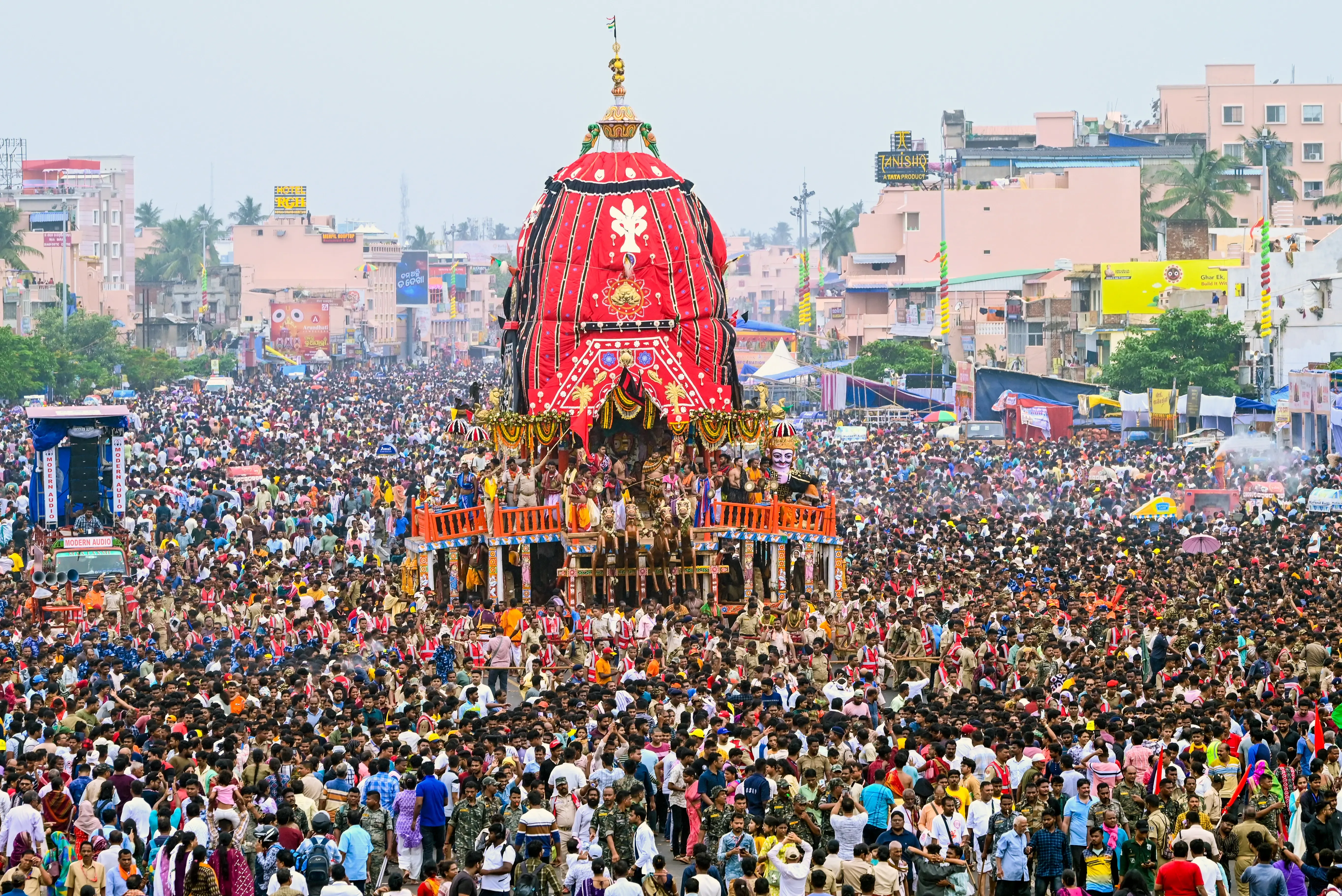 पुरी रथयात्रा भगदड़: क्या दो अधिकारियों का निलंबन और डीएम-एसपी का तबादला उचित है?