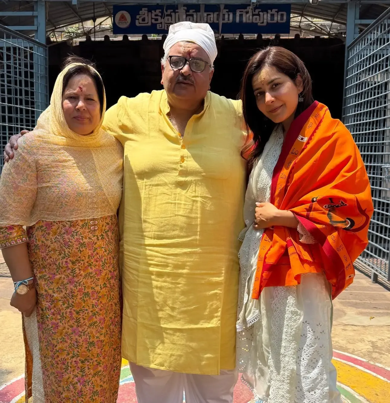 Raashii Khanna and Her Family Visit Srisailam Temple for Blessings