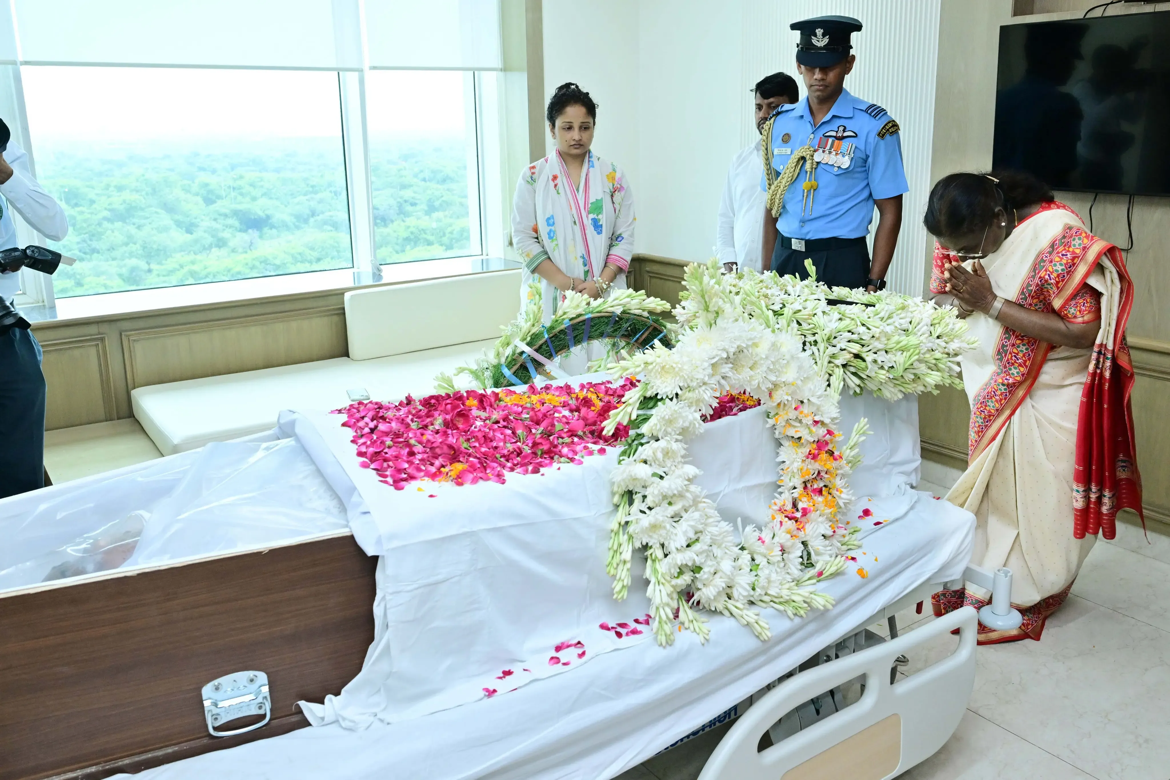 क्या राष्ट्रपति मुर्मू ने गंगाराम अस्पताल जाकर शिबू सोरेन को श्रद्धांजलि दी?