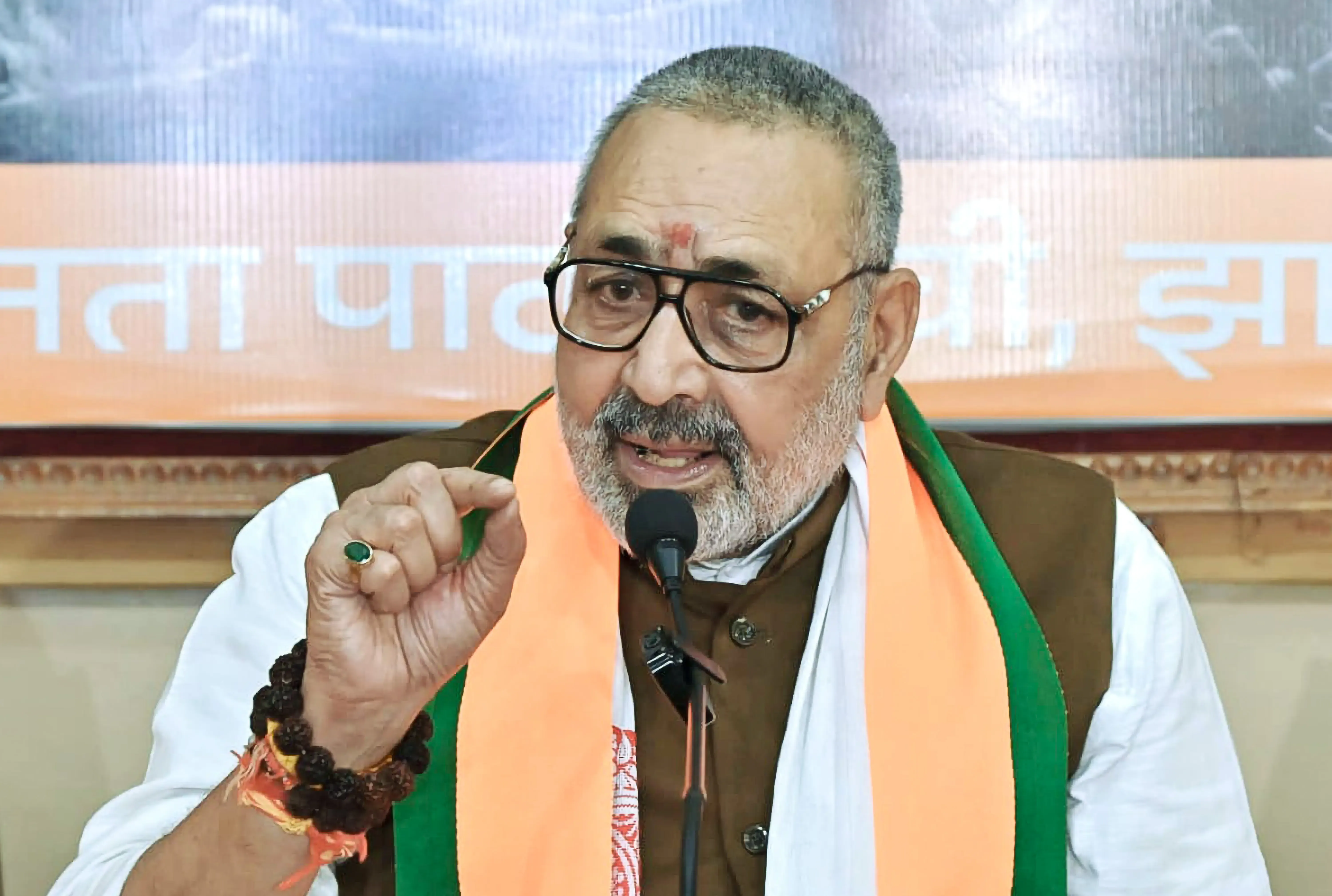 क्या प्रधानमंत्री मोदी ही कर रहे हैं संविधान की रक्षा? : गिरिराज सिंह