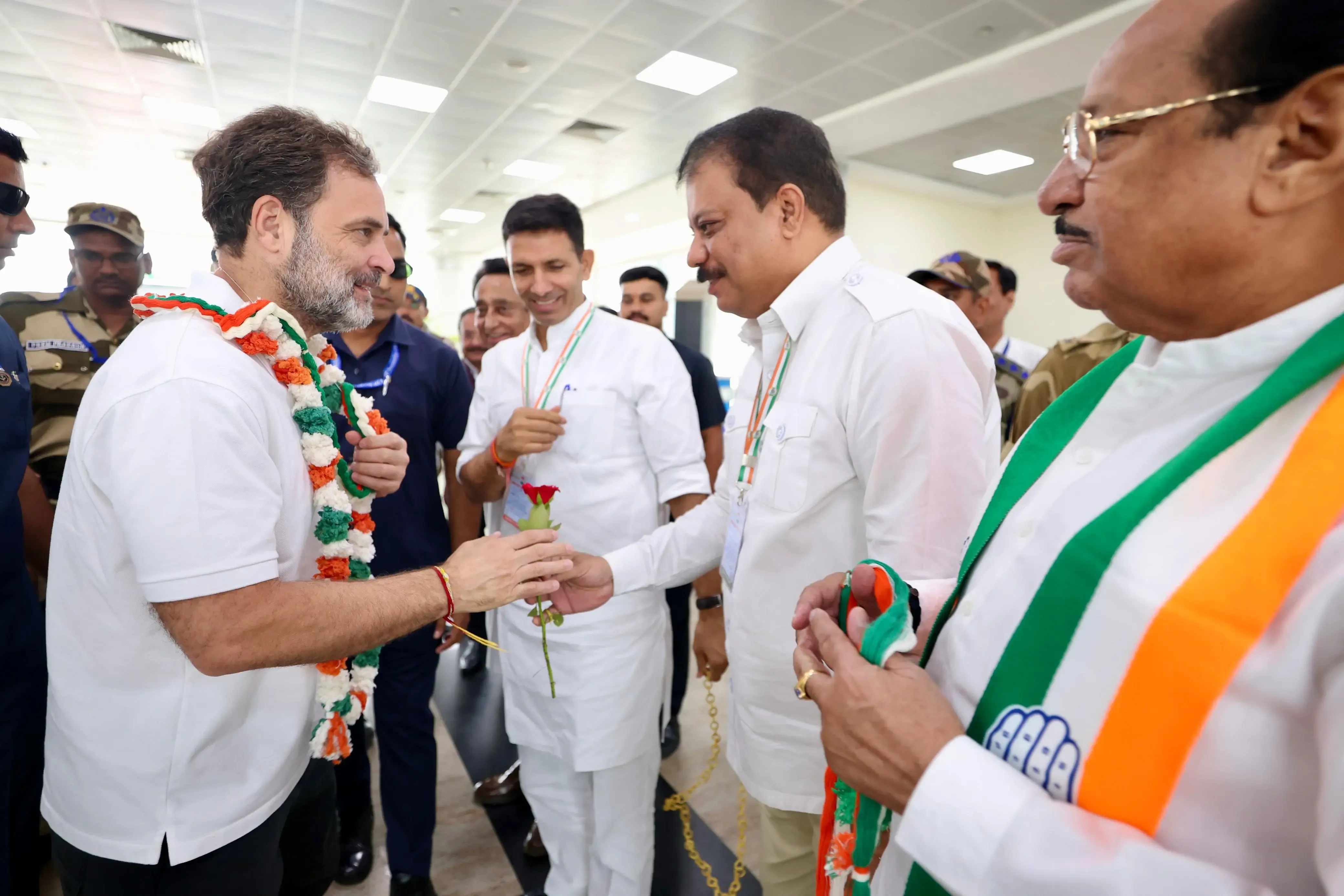 Did Rahul Gandhi Receive a Grand Welcome at Bhopal’s Raja Bhoj Airport?