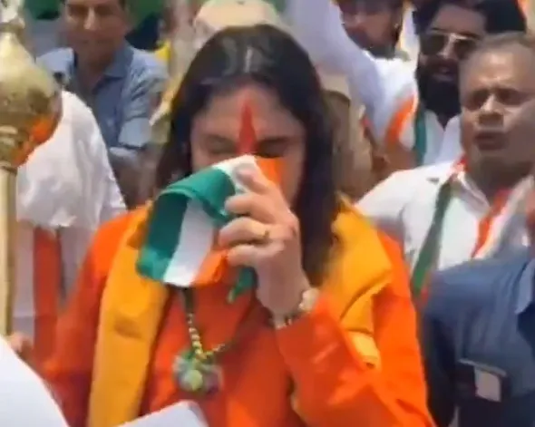 Did BJP MLA Balmukundacharya Disrespect the Tricolour During Tiranga Yatra?
