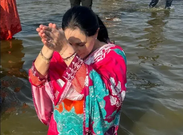 Rajasthan's Deputy CM Diya Kumari Dips in Holy Triveni Sangam