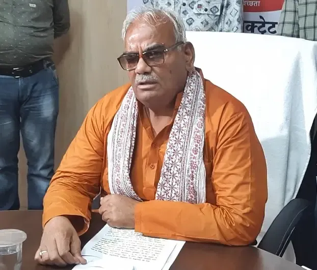 क्या राजस्थान के शिक्षा मंत्री ने स्कूली किताबों पर सवाल उठाए और गांधी परिवार पर निशाना साधा?