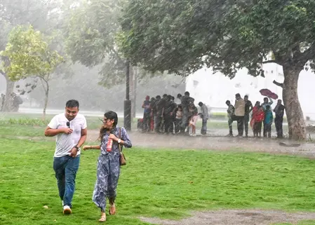 क्या राजधानी में मौसम का मिजाज बदल गया है, लोगों को गर्मी से मिली राहत?