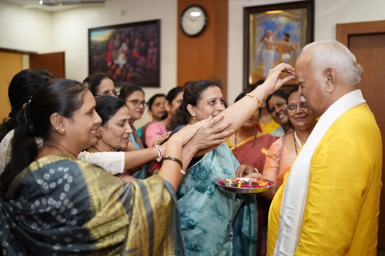 क्या रक्षाबंधन पर तिब्बती महिला संघ और भारत-तिब्बत सहयोग मंच की बहनों ने मोहन भागवत को राखी बांधी?