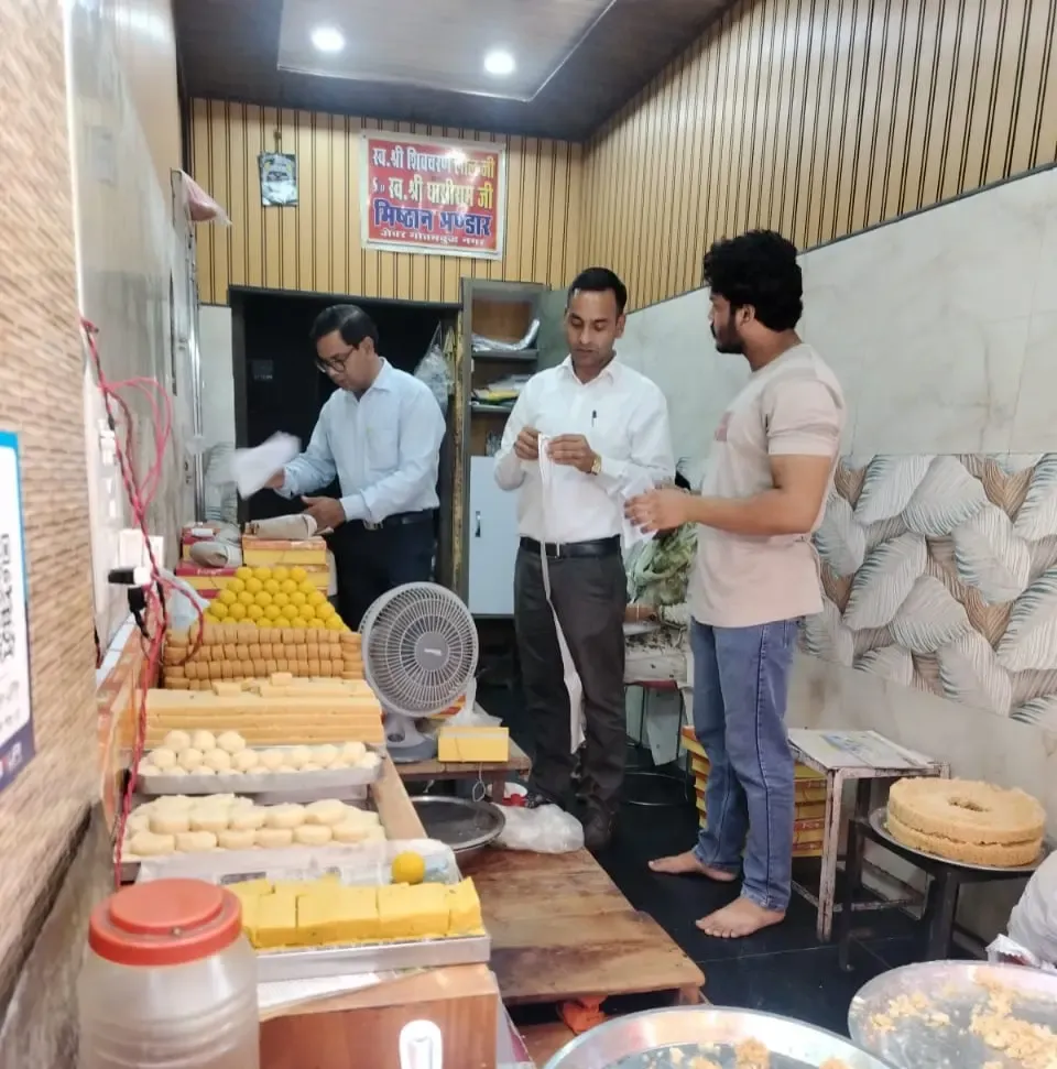 क्या रक्षाबंधन से पहले नोएडा में मिलावटी मिठाइयों पर कार्रवाई की गई?