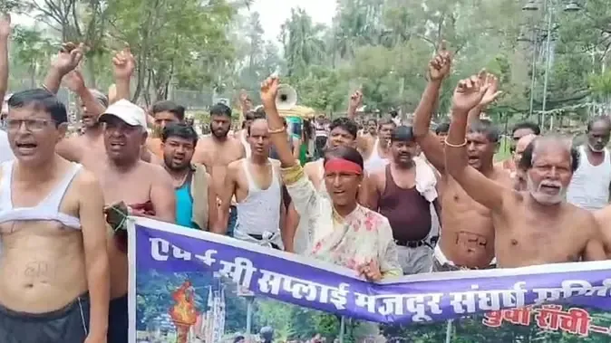 क्या एचईसी गंभीर आर्थिक संकट में फंसी है? महीनों से बकाया वेतन के लिए कर्मियों ने किया अर्धनग्न प्रदर्शन