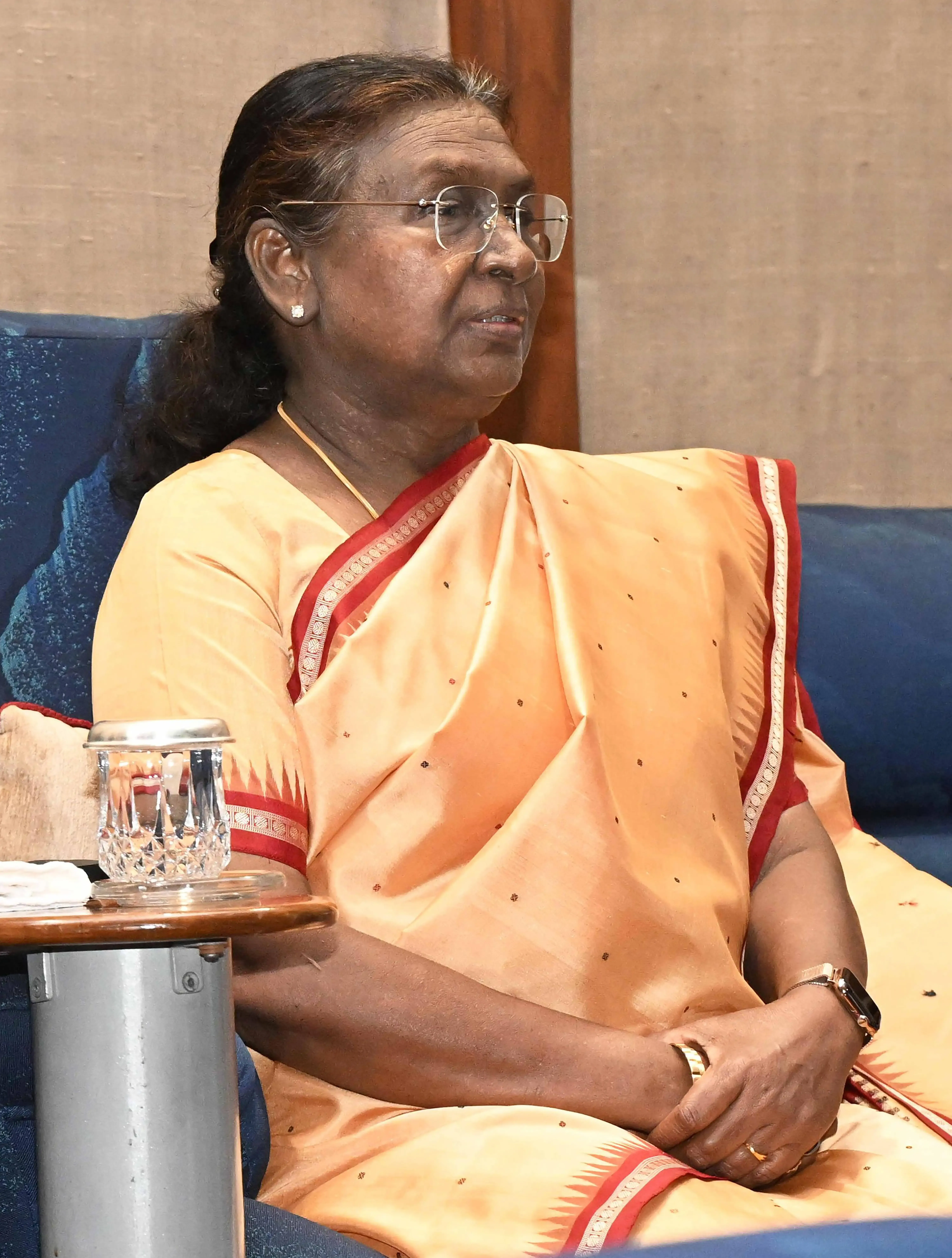 क्या राष्ट्रपति द्रौपदी मुर्मू ने एम्स भुवनेश्वर का दौरा किया और एफएम कॉलेज की पीड़िता के परिवार से मुलाकात की?