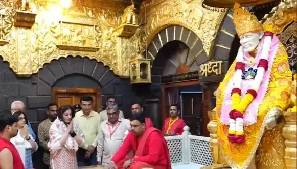 Raveena Tandon Visits Sai Baba Temple in Shirdi
