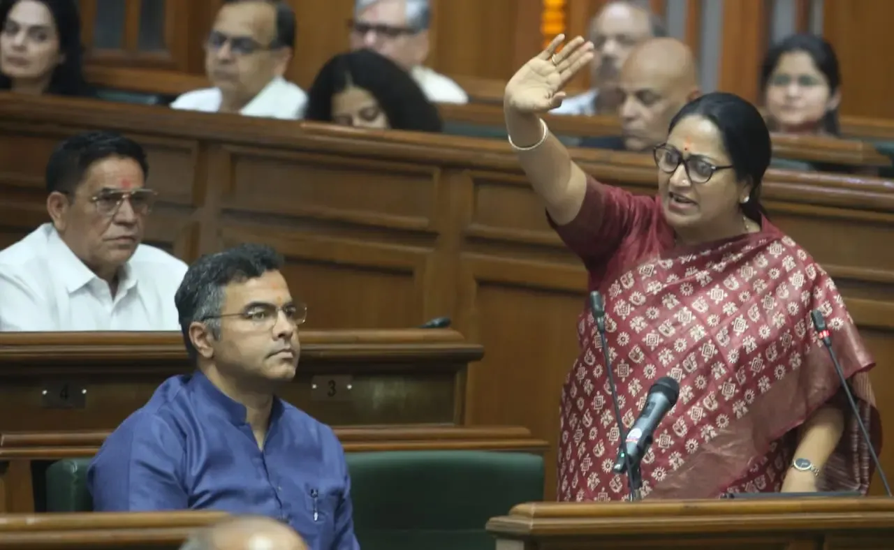 Rekha Gupta's 'Delhi's Malik' Remarks at Kejriwal with Modi-Modi Chants During Budget Announcement
