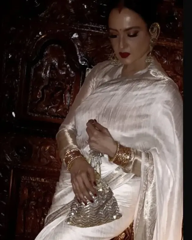 क्या रेखा की खूबसूरती को फिर मिला मनीष मल्होत्रा का साथ, साड़ी में दिखा बेहद खास अंदाज?