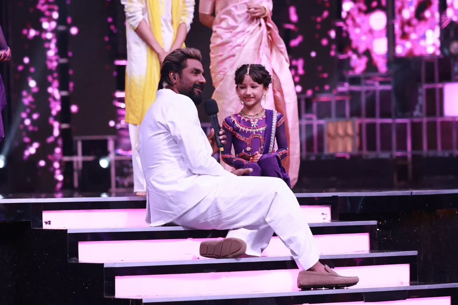 Did Remo D'Souza Really Kiss Contestant Aadhyashree's Feet on 'Super Dancer Chapter 5'?