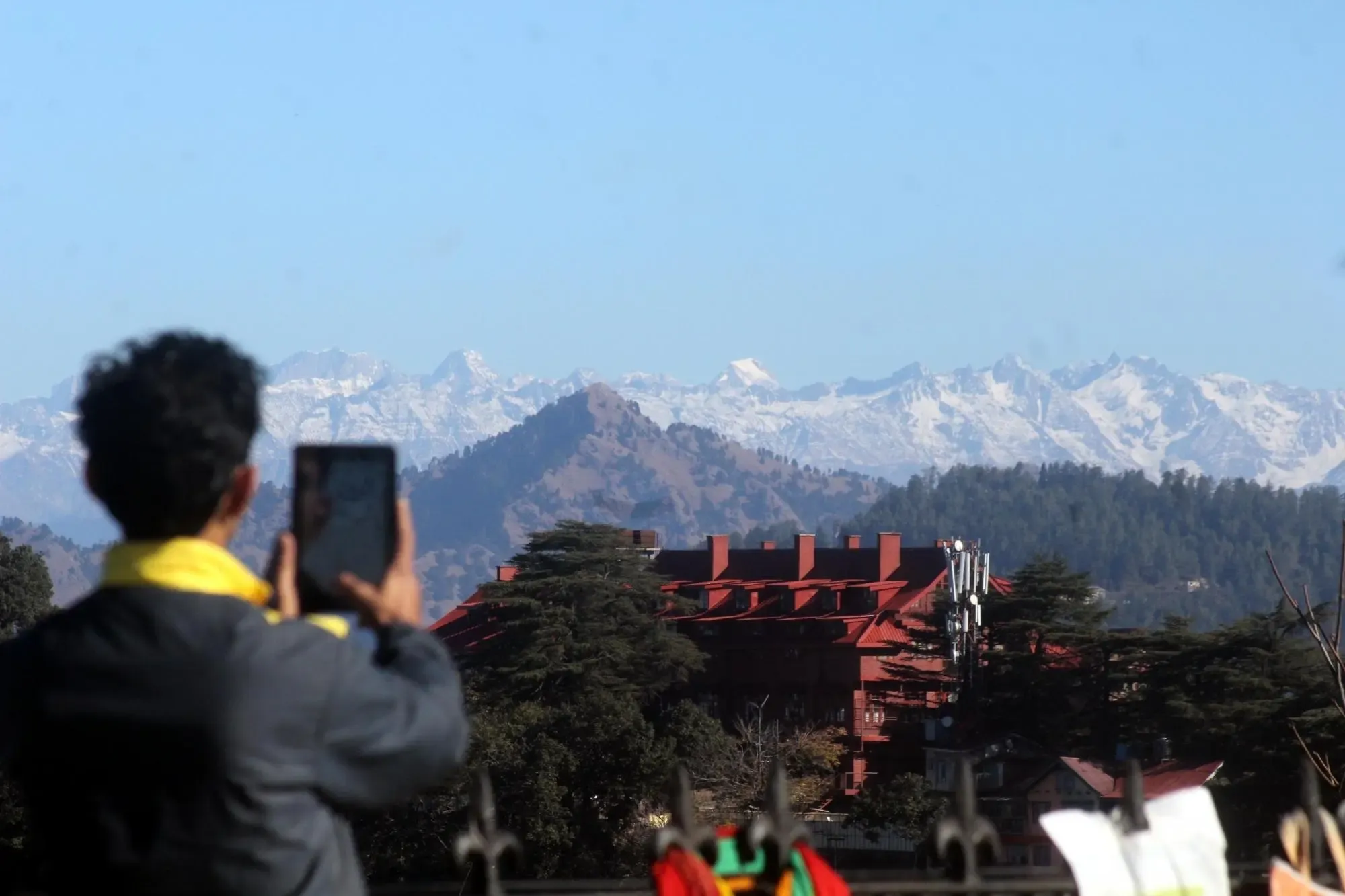 Welcome the New Year with Sunshine: Tourists Flee Foggy Plains for Himachal