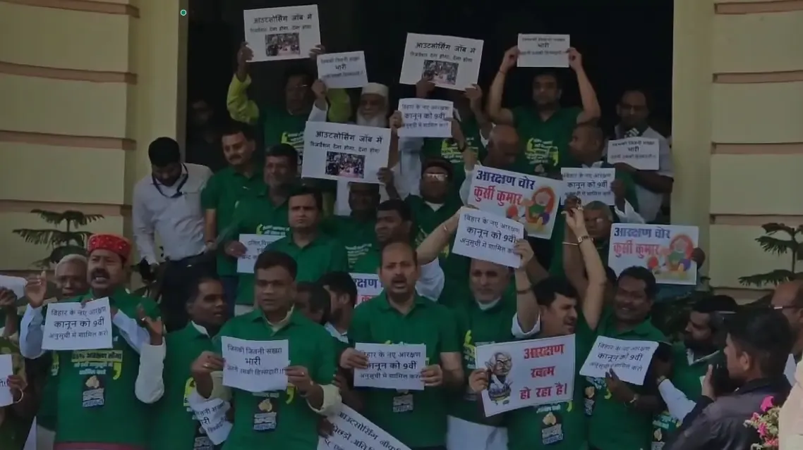 RJD Legislators Demonstrate Outside Bihar Assembly for 65% Reservation