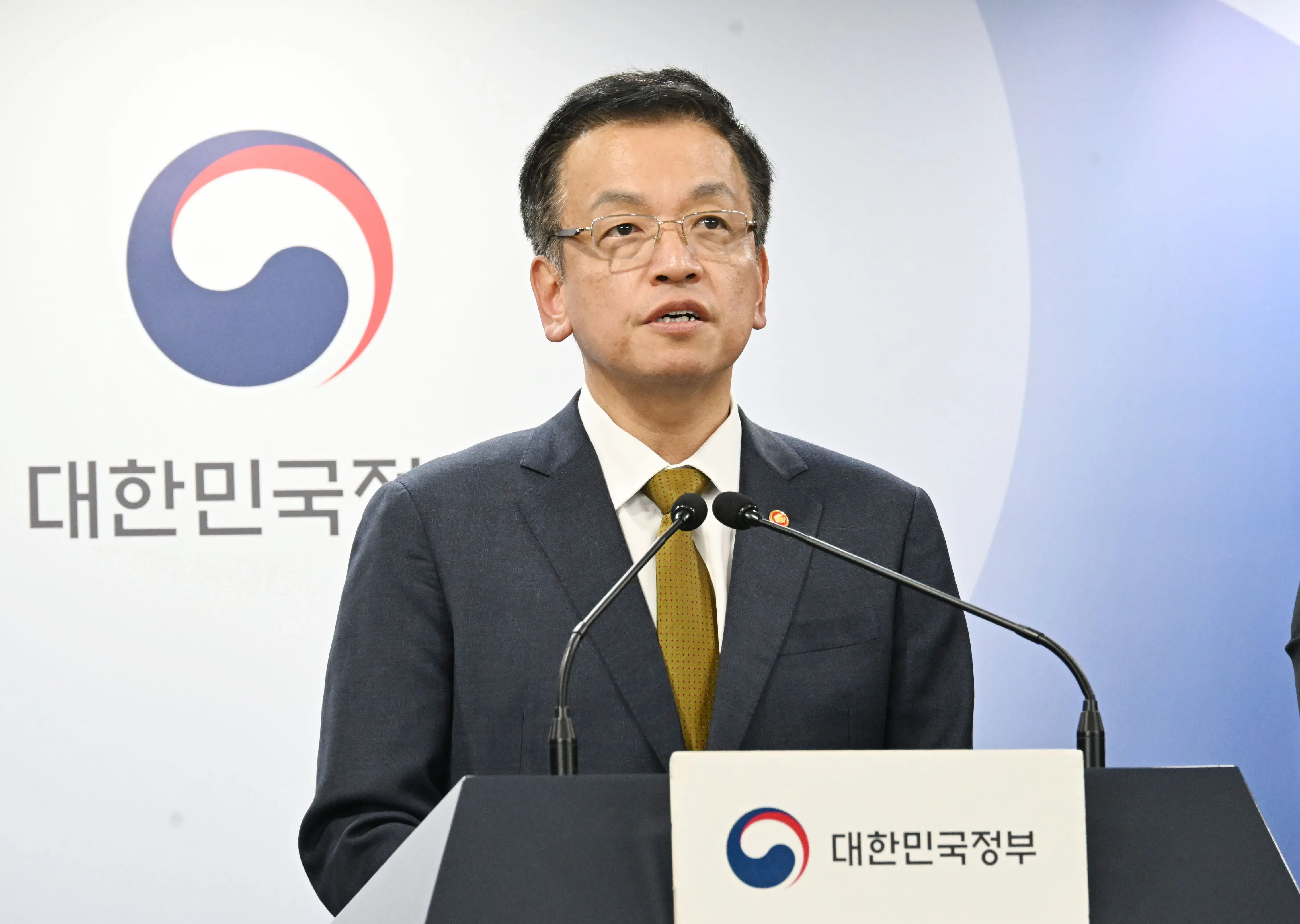 South Korea's Finance Minister Choi Seeks President's Veto on Budget Proposal Bill