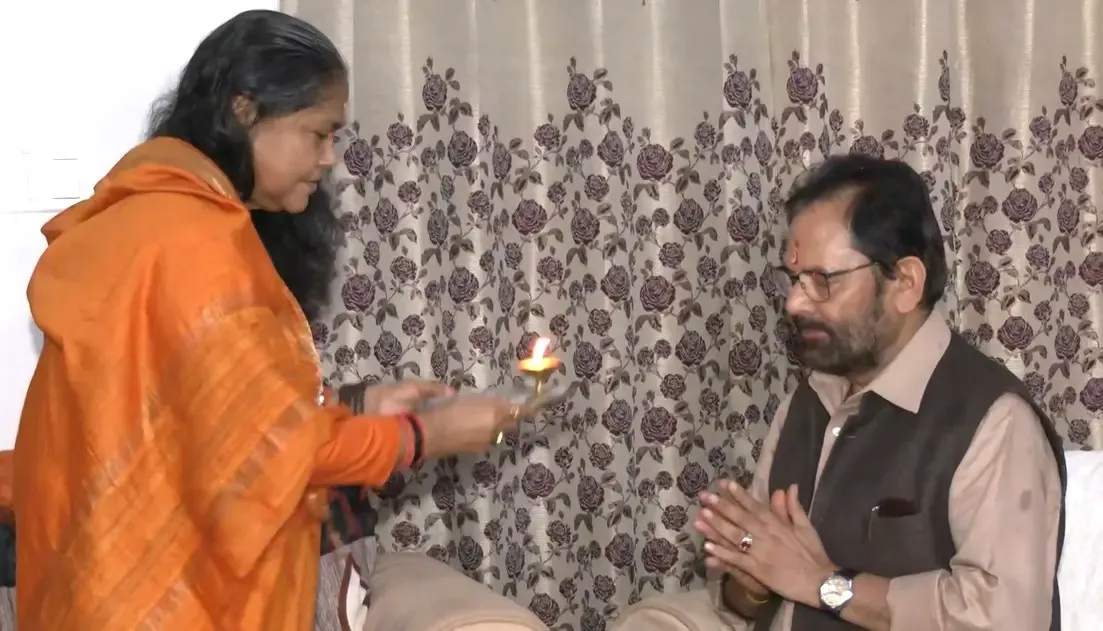 क्या साध्वी निरंजन ज्योति ने मुख्तार अब्बास नकवी को राखी बांधी?