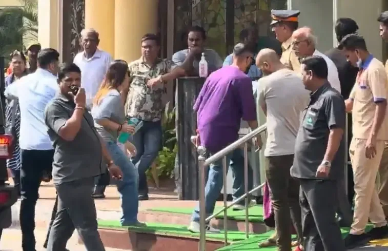 Kareena Kapoor Visits Saif Ali Khan at Lilavati Hospital After Attack