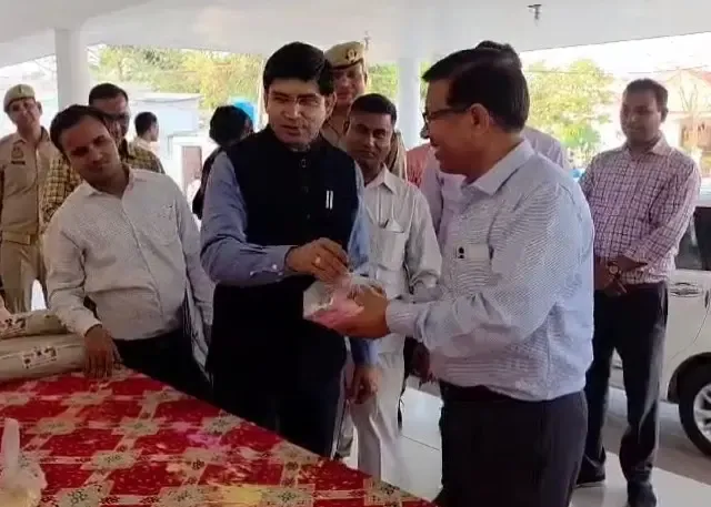 Sambhal DM Collaborates with Women’s SHG to Market Herbal Gulal for Holi