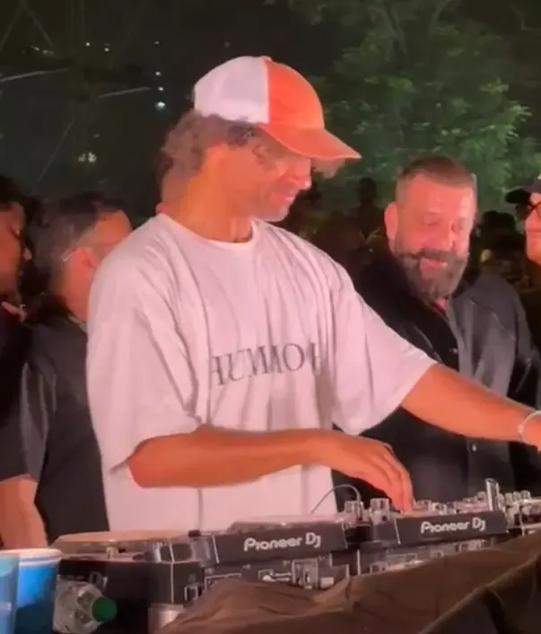 Sanjay Dutt Dances to 'Choli Ke Peeche' at &ME’s Mumbai Show