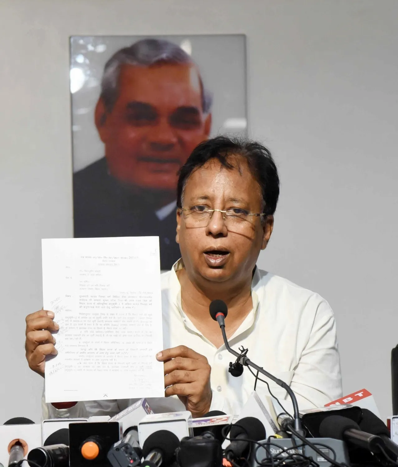 क्या 'संविधान की पुस्तक' लेकर घूमने वाले संजय जायसवाल को चुनाव आयोग और सुप्रीम कोर्ट पर भरोसा नहीं?