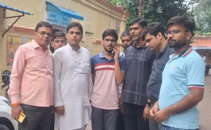 क्या सपा छात्र नेता को 'अ' से अखिलेश और आजम पढ़ाना भारी पड़ा?