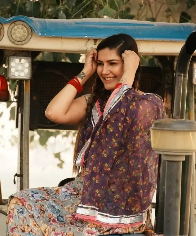 क्या सपना चौधरी की तस्वीरों से संकेत मिल रहे हैं, नया गाना या फिल्म जल्द आएगी?