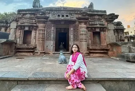 Sara Ali Khan Seeks Blessings at Chandramauleshwara Temple