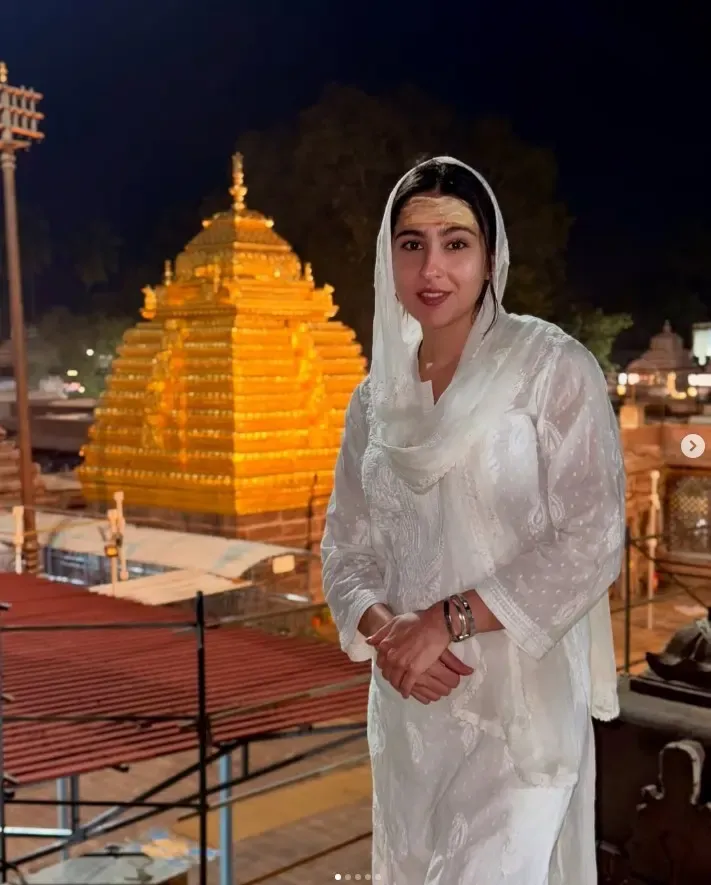Sara Ali Khan Pays Tribute at Sri Mallikarjuna Swamy Temple