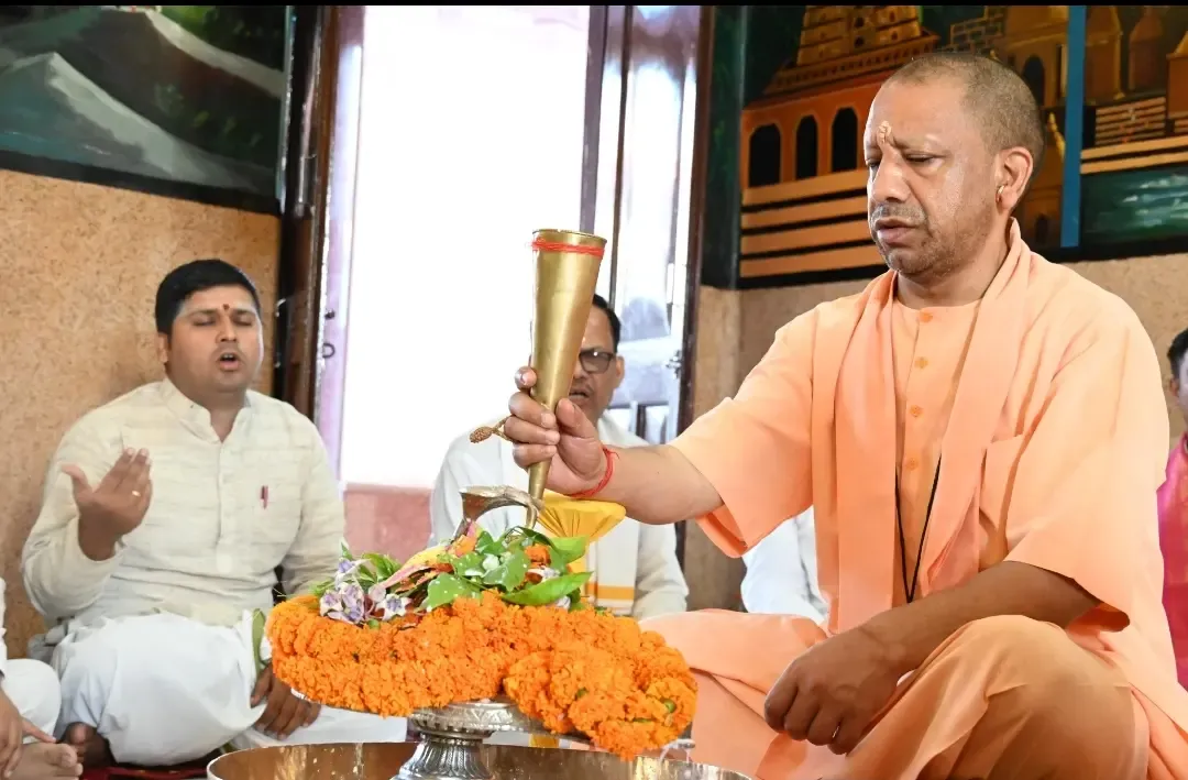 क्या सावन के पहले दिन सीएम योगी ने रुद्राभिषेक किया और प्रदेशवासियों के लिए सुख-समृद्धि की कामना की?