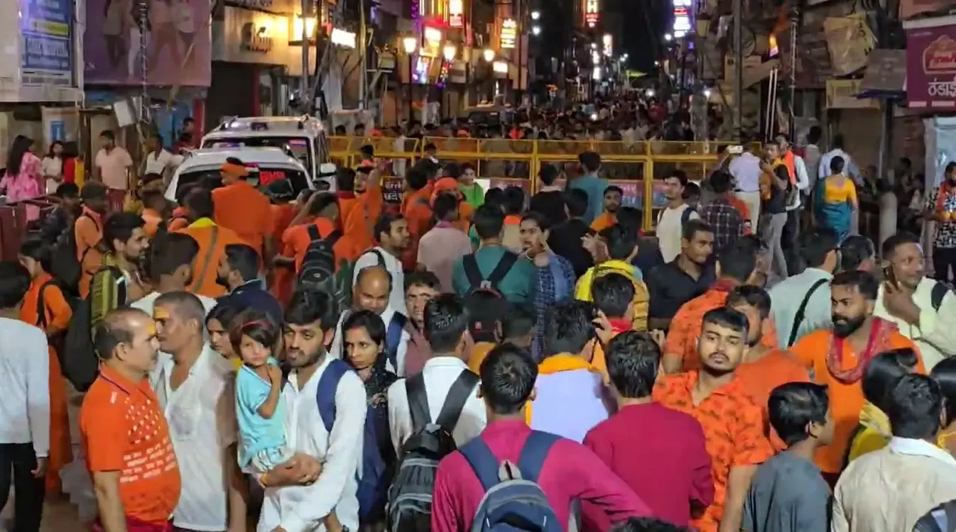 क्या सावन का पहला सोमवार वाराणसी में भक्ति का अद्भुत नजारा है?