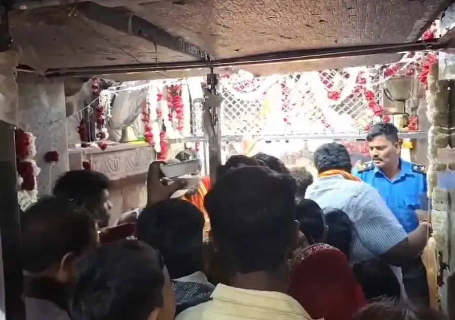क्या सावन की शुरुआत पर उज्जैन, ओंकारेश्वर, मेरठ और देवघर में शिव भक्तों की भीड़ उमड़ रही है?