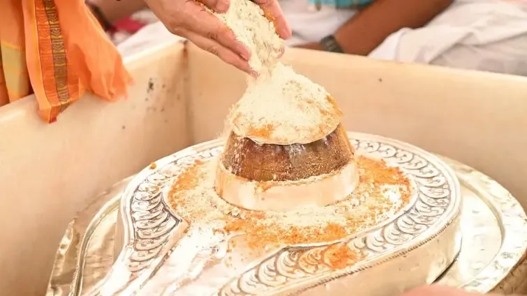 महादेव के गले में नागदेव क्यों विराजमान हैं? जानिए सावन विशेष में