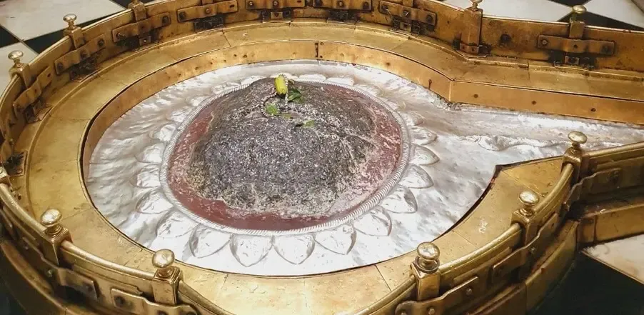 क्या है शिवनगरी का गौरी केदारेश्वर मंदिर, जहां शिवलिंग दो भागों में बंटा है?