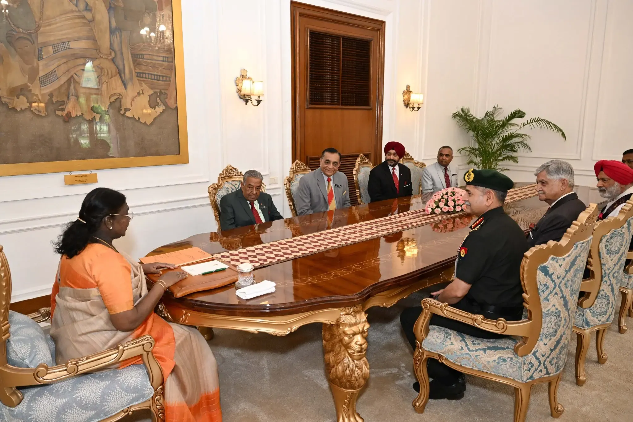 क्या सेनाध्यक्ष जनरल उपेंद्र द्विवेदी ने पूर्व सेनाध्यक्षों के साथ राष्ट्रपति से मुलाकात की?