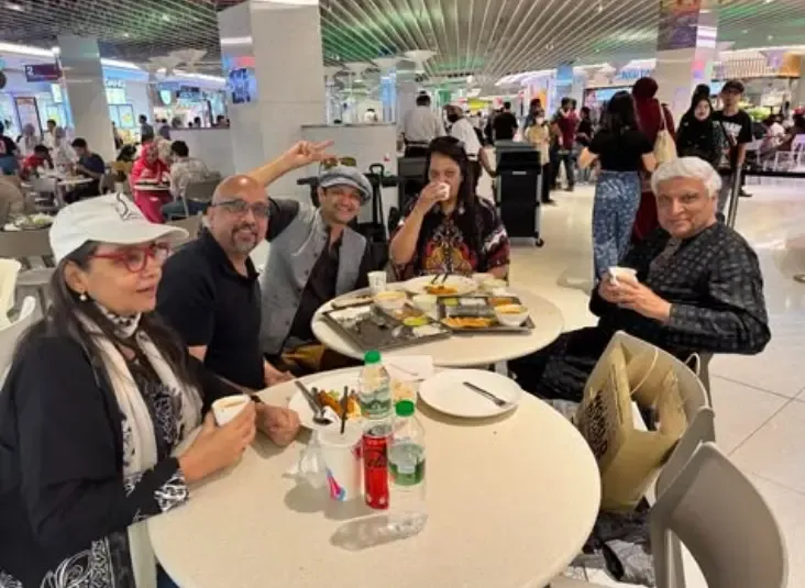 Shabana Azmi and Javed Akhtar Enjoy 'Masala Dosa' in Malaysia